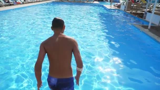 Savvy Adam Slo Açık Mavi Ile Bir Wading Havuzda Ilk — Stok video