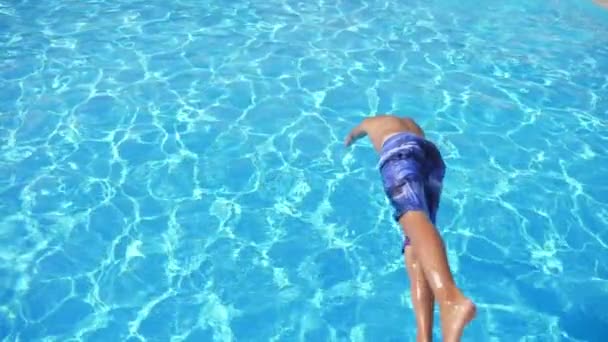 Intelligent Gars Sautant Les Mains Abord Dans Piscine Avec Eau — Video