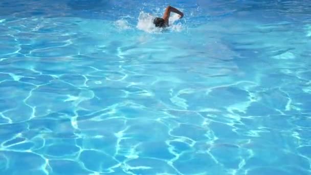 Menino Esportivo Nadando Estilo Livre Uma Lagoa Turquesa Câmera Lenta — Vídeo de Stock