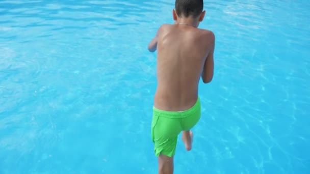 Piccolo Ragazzo Pantaloncini Gialli Che Salta Piedi Prima Una Piscina — Video Stock