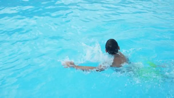 Lustiger Junge Schwimmt Freestyle Planschbecken Wasser Sommer Slo Fröhlichen Blick — Stockvideo