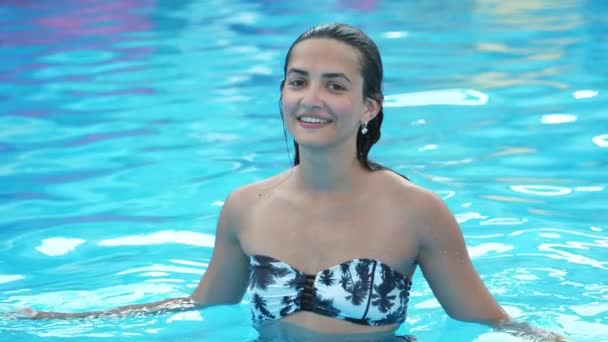 Vrolijke Brunette Meisje Staande Een Waad Zwembad Spelen Met Water — Stockvideo