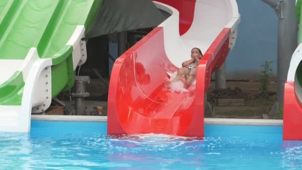 Slanke Brunette Meisje Bikini Rijden Een Rode Aqua Buis Alanya — Stockvideo