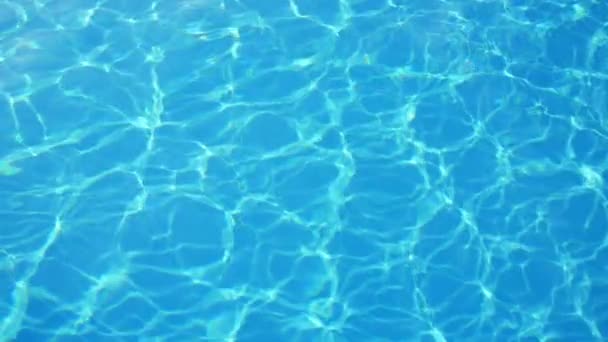 Красивый Бирюзовый Бассейн Воды Мерцающими Солнечными Лучами Slo Вдохновляющий Вид — стоковое видео
