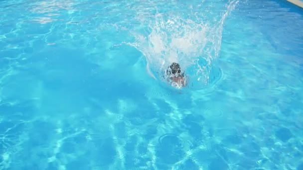 Chica Deportiva Saltando Como Una Bomba Una Piscina Celeste Cámara — Vídeos de Stock