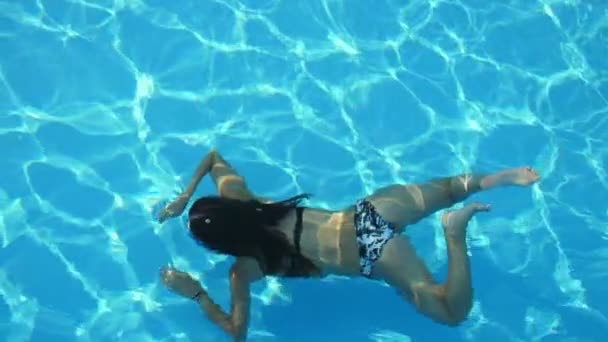 Beautiful Girl Swimming Breaststroke Underwater Emerging Pool Slo Romantic View — Stock Video