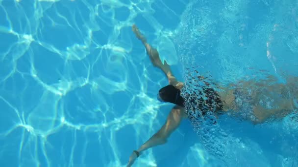 Lustige Ansicht Eines Schlanken Mädchens Bikini Schwimmt Unterwasser Brustschwimmen Slo — Stockvideo