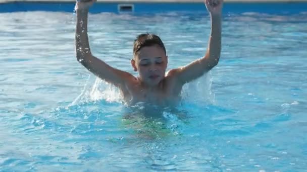 Gelukkige Jongen Springen Het Verslaan Van Zee Wateren Met Vuisten — Stockvideo