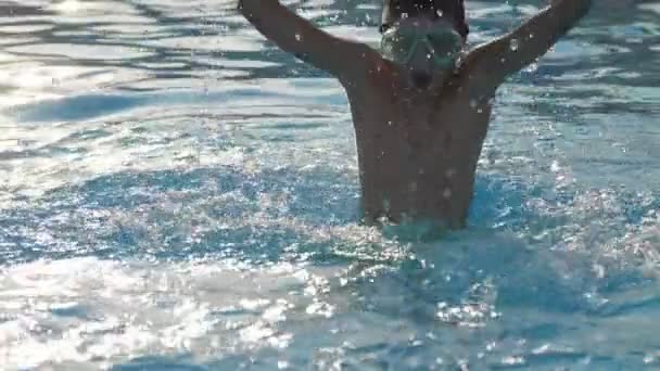 Vrolijke Jongen Een Masker Springt Hoog Zee Water Bij Zonsondergang — Stockvideo