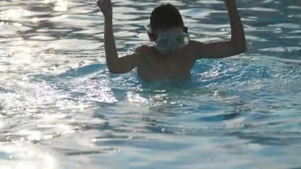 Kleiner Junge Maske Springt Sommer Meer Auf Und Slo Beeindruckendem — Stockvideo