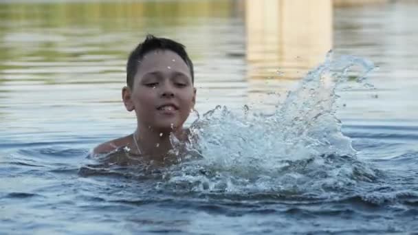 Grappige Jongen Staan Water Dansen Met Inspiratie Een Meer Slo — Stockvideo