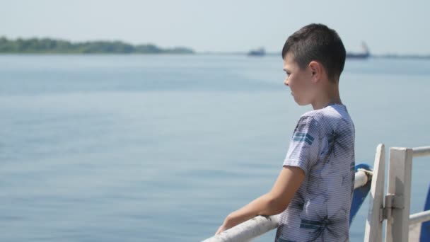 Nachdenkliche Brünetten Jungen Stehend Und Blick Auf Riesige Dnipro Sommer — Stockvideo