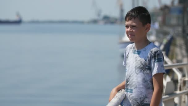 Neşeli Brunet Çocuk Ayakta Slo Içinde Yaz Aylarında Ufuksuz Dnipro — Stok video