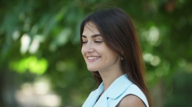 Çekici kız gülümsüyor ve yaz aylarında Slo-Mo güzel bir esmer kız neşeli ve yaz aylarında bir parkta ilham ile başını dönüm neşeli gülümseyen mutlu bir sarışın kızın muhteşem görünümü etrafında kafa dönüm