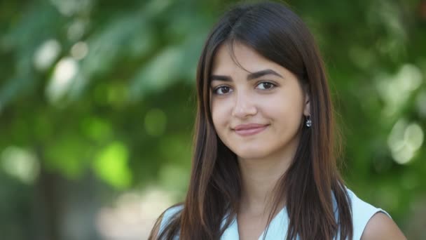 Doce Menina Inteligente Sorrindo Rindo Parque Verde Verão Vista Incrível — Vídeo de Stock