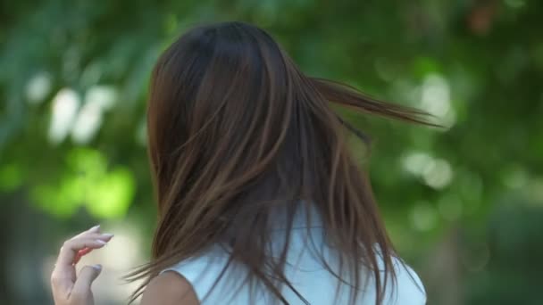 Gyönyörű Lány Smartening Fordult Fejét Körül Egy Mosolyt Slo Gyönyörű — Stock videók