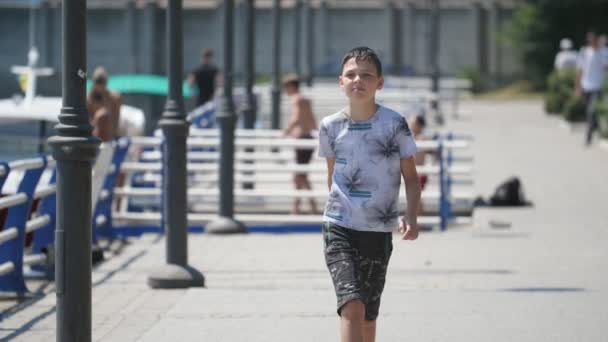 Szczęśliwy Chłopiec Spacerując Nabrzeżu Rzeki Dniepropietrowsku Słoneczny Dzień Slo Wesoły — Wideo stockowe