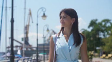 Yavaş hareket yaz aylarında güneşli bir günde Yatlar, vinçler, lambalar ve tekneler ile Dnipro Nehri iskelede yürüyüş şık bir esmer kız neşeli görünümü.