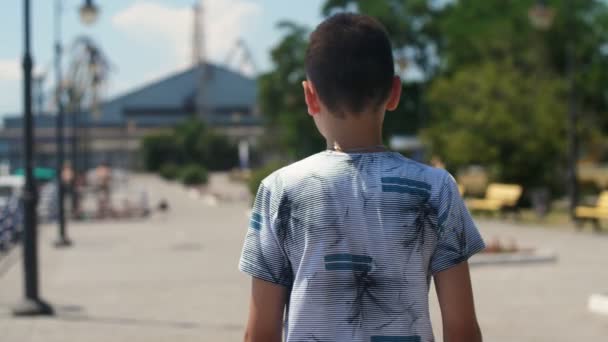 Мрійливий Маленький Хлопчик Ходить Набережній Дніпра Яхтами Влітку Уповільненому Русі — стокове відео