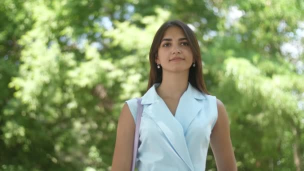 Menina Bonita Inteligente Beco Verde Dia Ensolarado Slo Vista Panorâmica — Vídeo de Stock