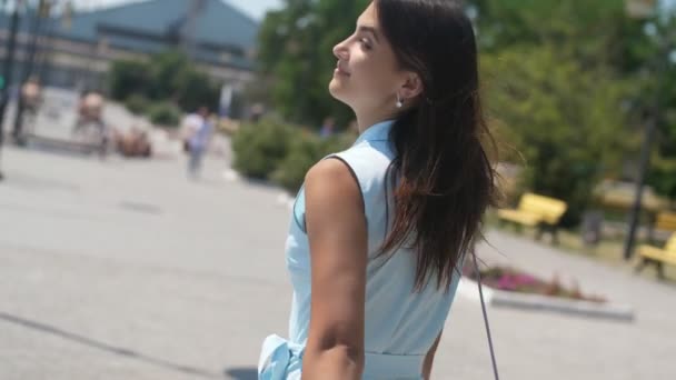 Felice Ragazza Bruna Passeggiando Tornando Indietro Sorridere Una Giornata Sole — Video Stock