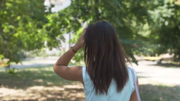 Vidám Barna Lány Sétálgatott Fordult Vissza Felélénkít Nyáron Slo Izgalmas — Stock videók