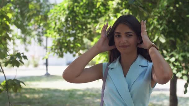 Lief Brunette Meisje Wandelen Terugkeren Naar Knap Zomer Slo Indrukwekkend — Stockvideo