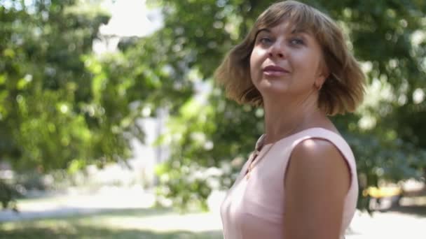 Mulher Loira Inspirada Andando Uma Rua Ensolarada Verão Câmera Lenta — Vídeo de Stock