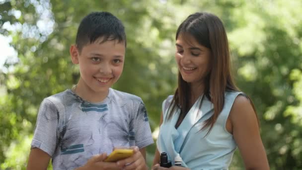 Счастливый Мальчик Веселая Девочка Играют Видеоигры Телефоне Парке Медленном Темпе — стоковое видео