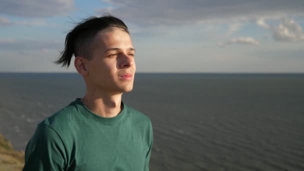 Jovem Feliz Inspirando Mar Negro Slo Visão Alegre Jovem Esportivo — Vídeo de Stock