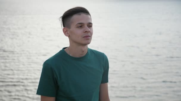 Genç Adam Ayakta Siyah Deniz Kıyısında Slo Bir Shirt Ayakta — Stok video