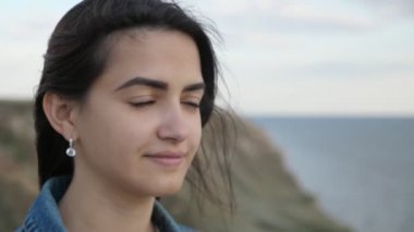 Siyah deniz 'de yaz aylarında gün batımında onu o-adam hakkında düşünmek muhteşem kız uzun gevşek saç sallayarak güzel bir genç kadının harika bir görünüm ve parlayan gözler, Karadeniz 'de yaz aylarında ilham veren gün batımı de onun aşkı hakkında düşünme parlak-Mo