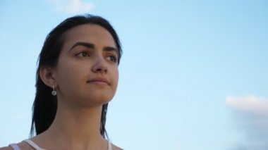 Slo-Mo yaz aylarında gün batımı Karadeniz 'de onun hayatını düşünmek muhteşem kız uzun gevşek saç ve ihale gözleri, yaz aylarında Slo-Mo onun gelecekteki aşk ve yaşam hakkında düşünme sallayarak iyimser ve güzel genç kadının harika görünümü