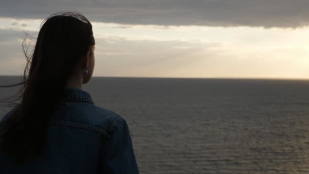 Doce Menina Pensando Seu Namorado Mar Negro Pôr Sol Verão — Vídeo de Stock