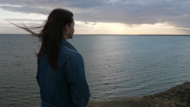 Повітряна Дівчина Брюнетка Стоячи Насолоджуючись Сяючий Захід Сонця Чорному Морі — стокове відео