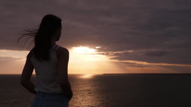 Tedere Brunette Meisje Staande Genieten Van Sprankelende Zonsondergang Zwarte Zee — Stockvideo