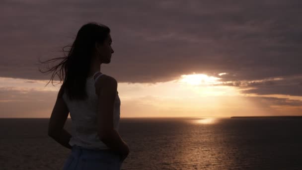 Vriendelijke Brunette Meisje Staande Kijken Naar Zonsondergang Aan Zwarte Zee — Stockvideo