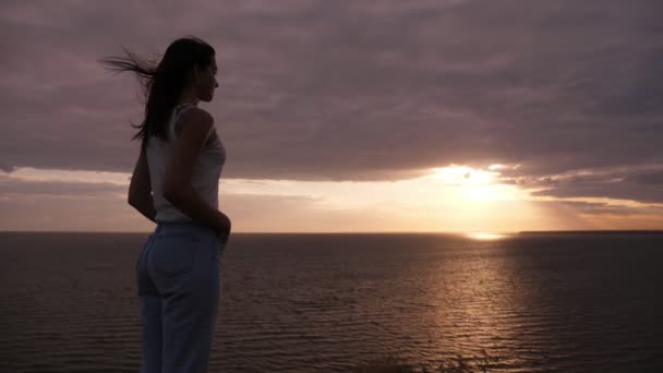 Υπέροχο Μελαχρινή Κορίτσι Στέκεται Και Απολαμβάνοντας Ηλιοβασίλεμα Στη Μαύρη Θάλασσα — Αρχείο Βίντεο