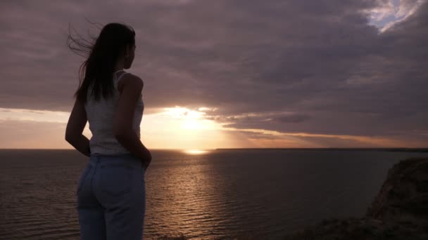 Λεπτό Κορίτσι Στέκεται Και Απολαμβάνοντας Μονοπάτι Του Ήλιου Στη Μαύρη — Αρχείο Βίντεο