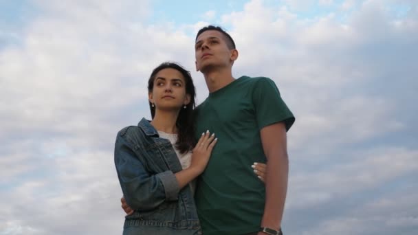 Szép Fiatal Családi Álló Várom Alatt Felhős Slo Romantikus Véve — Stock videók