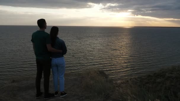 Honey Girl Keeping Her Cutie Man Enjoy Picturesque Sunset Sea — Vídeo de stock