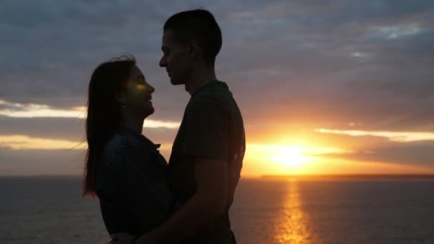 Dos Tortolitos Besándose Twitteando Orilla Del Mar Atardecer Cámara Lenta — Vídeos de Stock