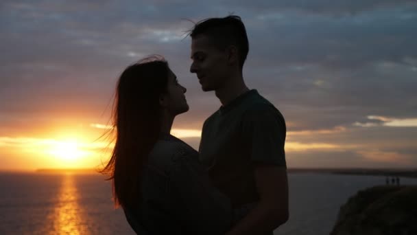 Gelukkige Jongen Omarmt Zijn Liefje Meisje Bij Kust Bij Zonsondergang — Stockvideo