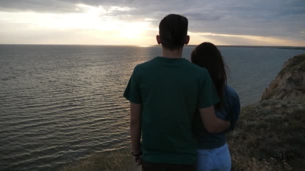 행복한 소년과 모에서 여름에 일몰에 자신의 재산에 유지하고 지평선을보고 서있는 — 비디오
