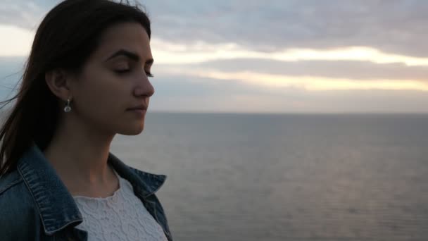 Menina Amável Esperando Por Seu Filho Mar Negro Pôr Sol — Vídeo de Stock