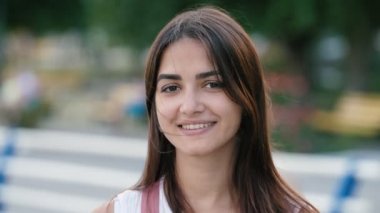 Neşeli esmer kız ayakta ve Slo-mo büyüleyici kız ilham verici portre üzerinde ayakta, Dnipro bakarak, akıllı ve slo-mo yaz aylarında mutlu bir şekilde gülümseyen, raylar ayakta modish elbise li büyüleyici kız İlham verici portre