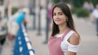 Mutlu esmer kız ayakta ve slo-mo slo-mo uzun gevşek saçlı çekici kız çekici kız yaz aylarında ayakta gülümseyen, Dnipro suları bakarak ve slo-mo yaz mutlu gülümseyerek