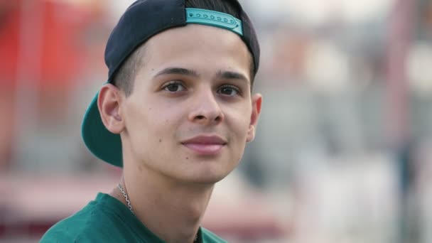 Sonriente Joven Moreno Sentado Pasamanos Muelle Dnipro Verano Slo Retrato — Vídeos de Stock