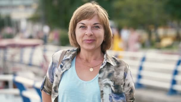 Mujer Rubia Brillante Sonriendo Alegremente Muelle Dnipro Verano Slo Increíble — Vídeos de Stock