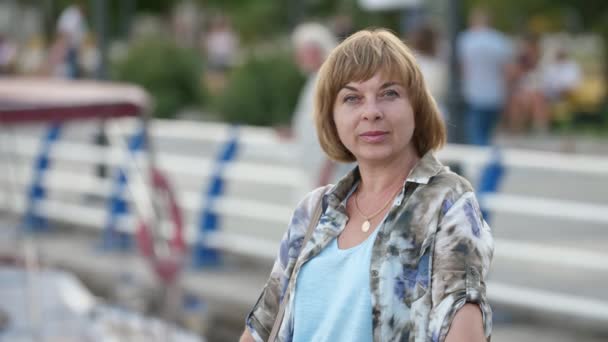 Εύθυμη Ξανθιά Γυναίκα Χαμογελά Και Στέκεται Στο Ντνιπροπετρόφσκ Quay Καλοκαίρι — Αρχείο Βίντεο